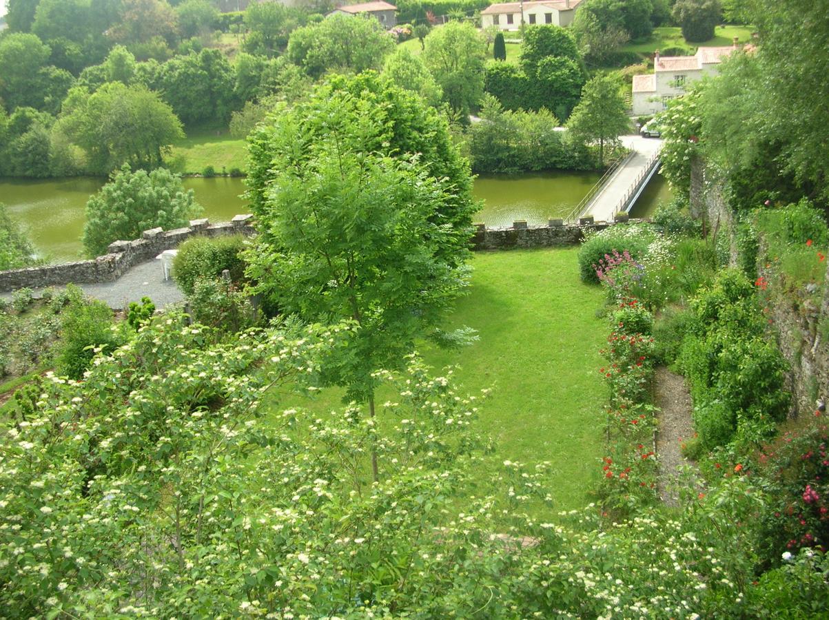 B&B "Les Remparts" Vouvant Bagian luar foto